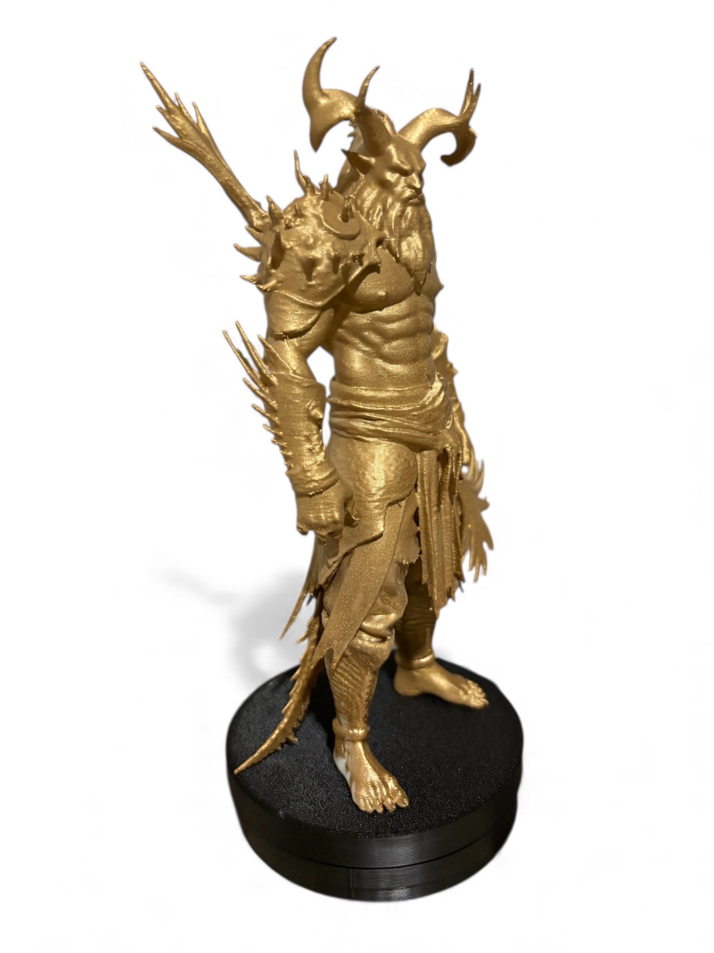 Golden Horned Demon Warrior Figurine – 17 cm Tall Fantasy Collectible with Rotating Base