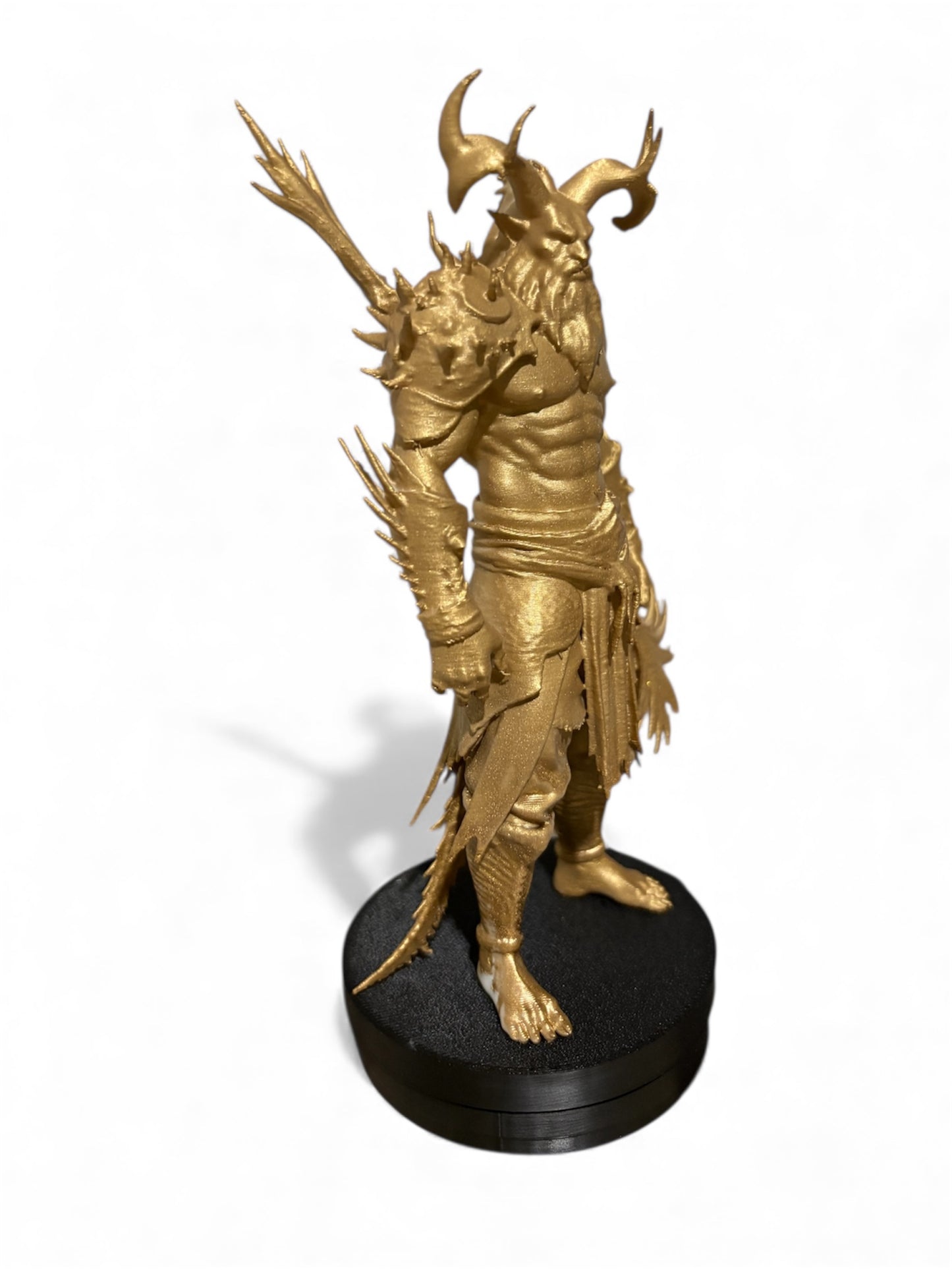 Golden Horned Demon Warrior Figurine – 17 cm Tall Fantasy Collectible with Rotating Base