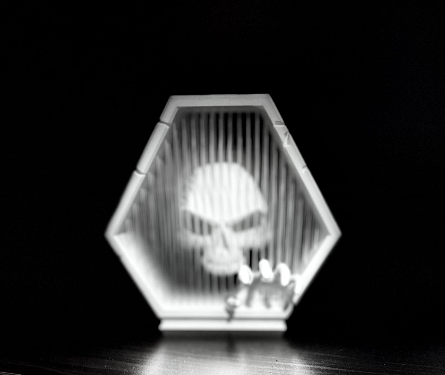 Halloween Skull & Hand 3D Illusion Decor – Spooky Table Display Party Tabletop